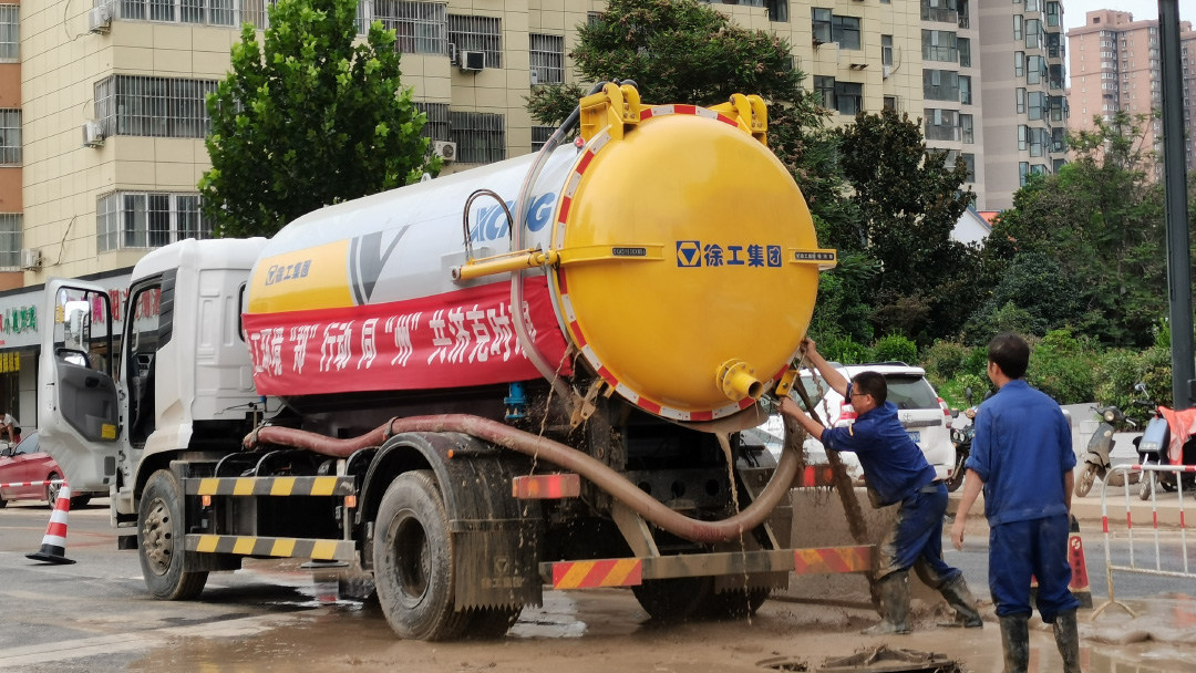 w66利来吸污车驰援郑州特大暴雨