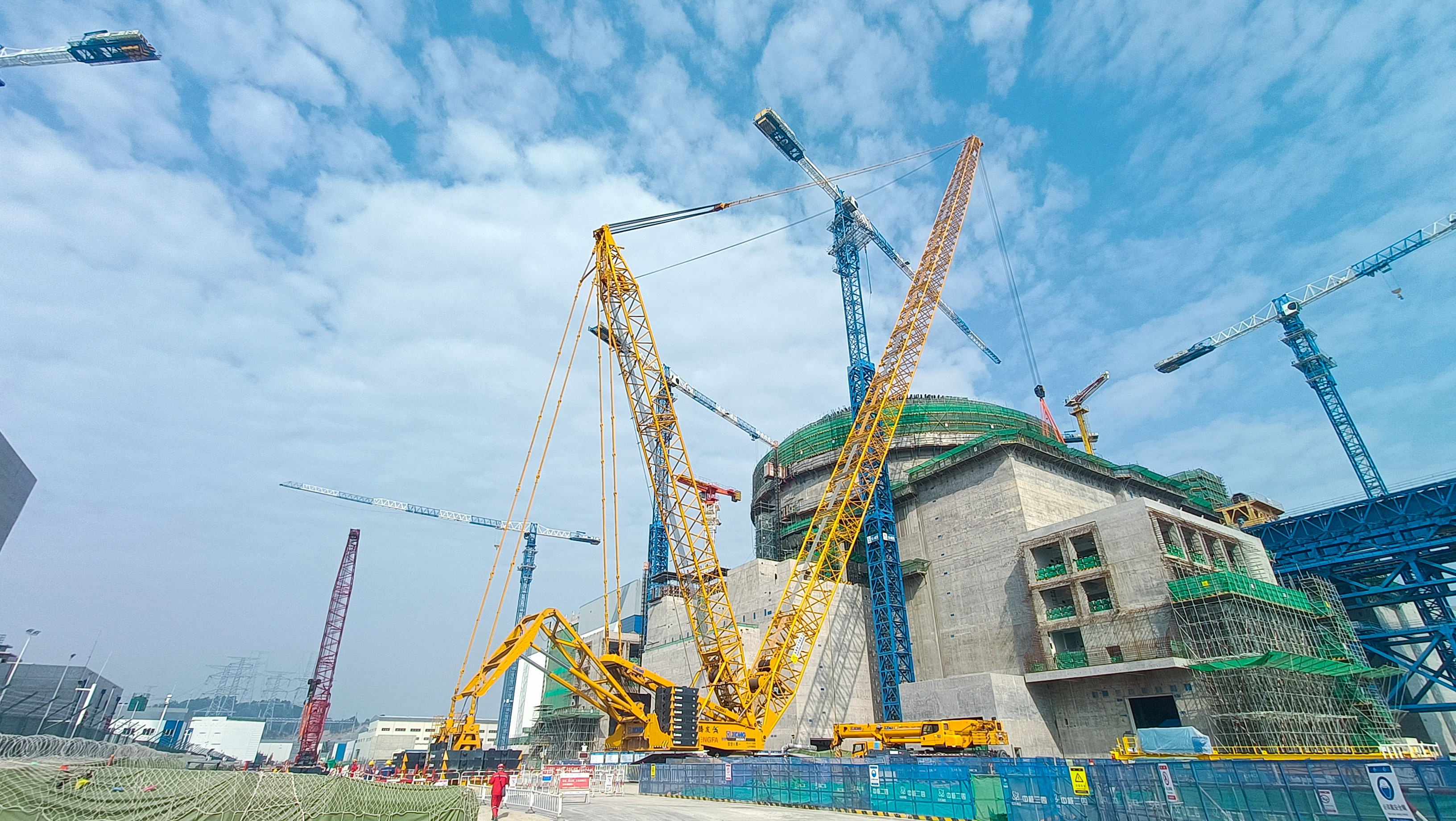 ⊙∪”字当头！w66利来XGC800-I履带起重机助建福建大型核电项目