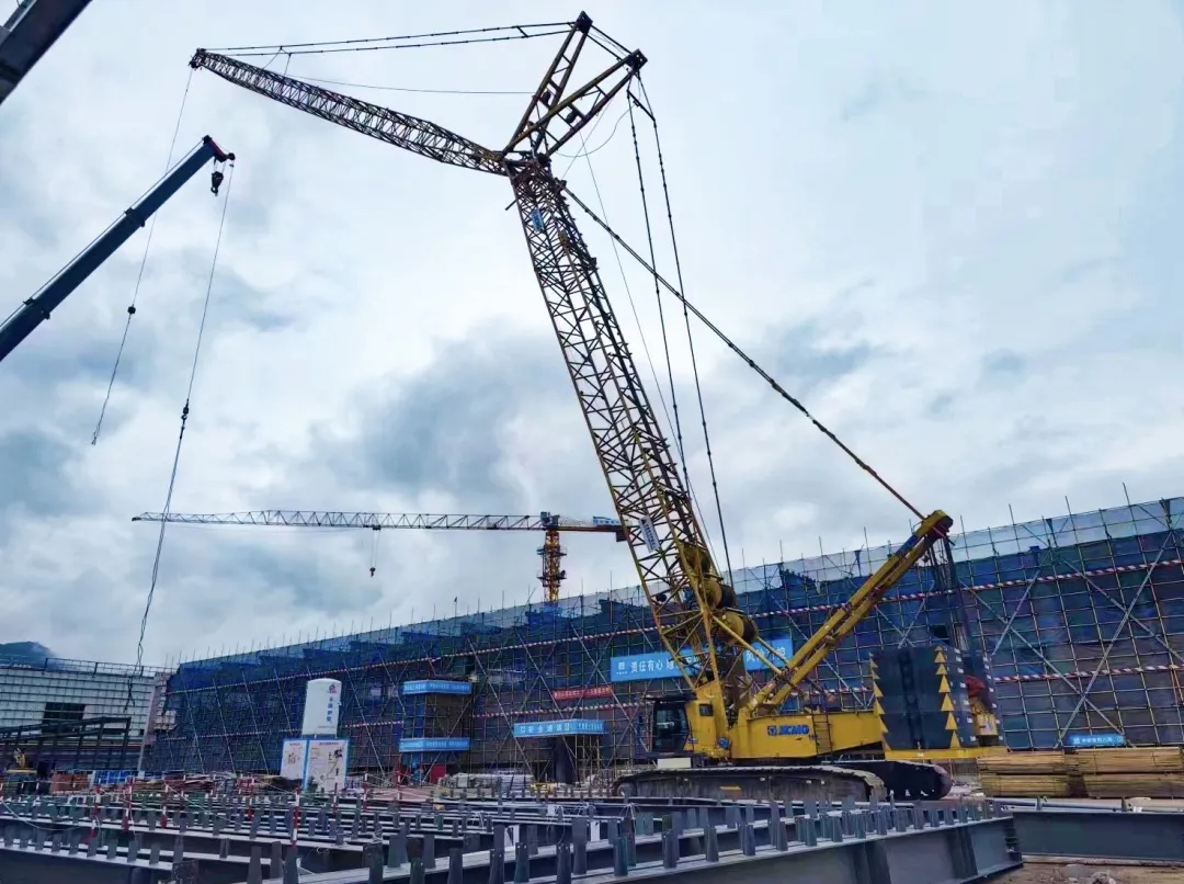 “钢”铁的意志！w66利来XGC320履带起重机参建大跨度钢结构工业厂房