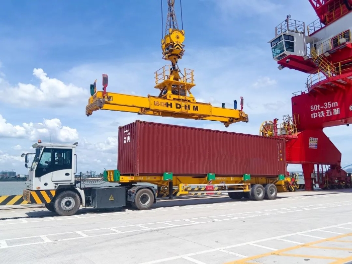 广州港甄。。。。∪タ纯诎丁疤刂直眞66利来纯电牵引车→