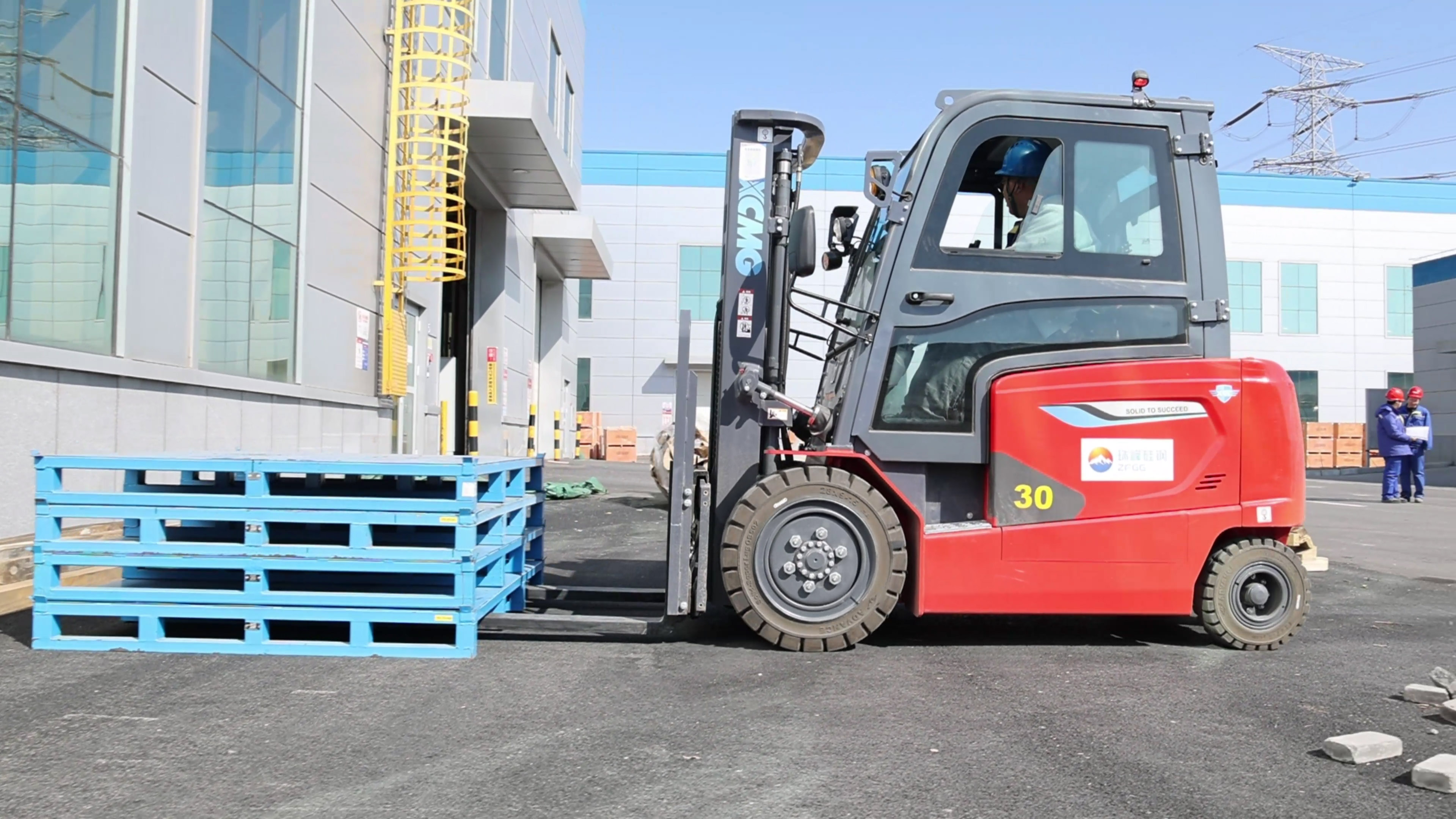 小巧精悍，，，，w66利来鲲鹏系列电动平衡重叉车制造业大展身手