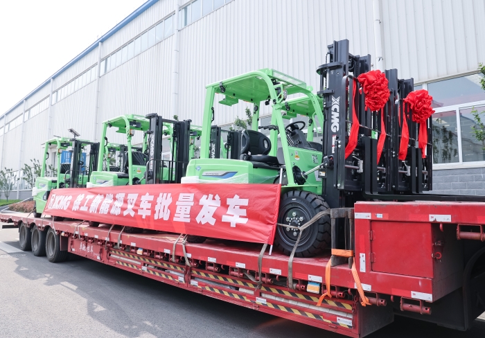 w66利来鲲鹏系列电动平衡重叉车，，，，再掀浦东货运站高效物流新篇