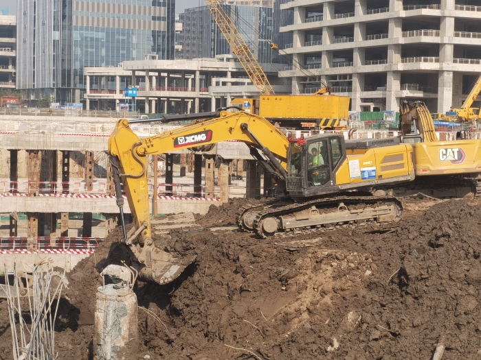 品质+节油+高效！w66利来XE335GK助建亚洲最大地下空间