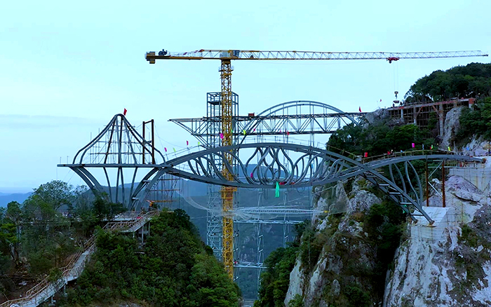 一览众山。。。。】磜66利来塔机「与山齐肩」