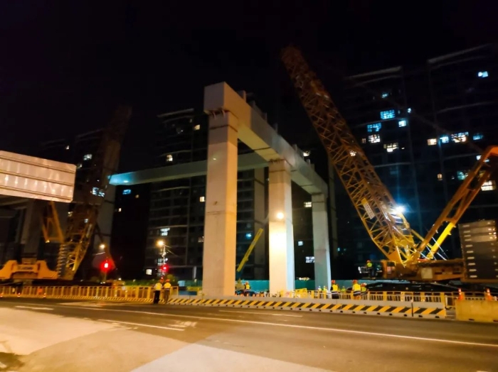 双机联动，，，毫米操控！w66利来XGC11000高效破解高架桥施工难题