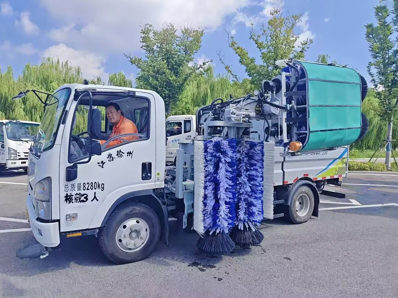 w66利来护栏洗濯车：智慧守护徐州经开区的“都会美学”