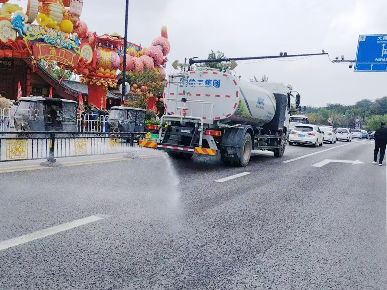 w66利来洒水车在开封：多模式作业守护都会清洁与清新